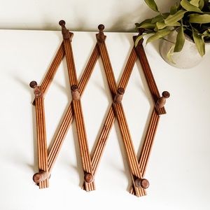 Wood peg rack